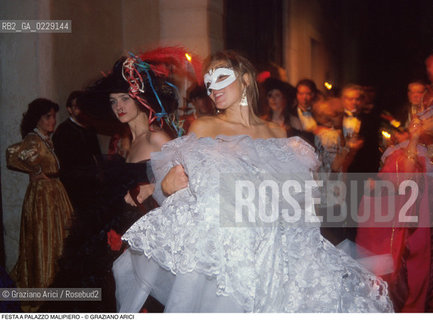 Caption: Caption: Nome: ..FESTA A PALAZZO MALIPIERO..Descrizione: ..MASCHERE  COSTUMI..Credit: ..Graziano Arici/Rosebud2 .Costo: ..A..Nazione: ..ITALIA..Città: ....Data: ..199O
