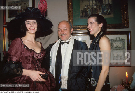 Caption: Caption: Nome: ..FESTA A PALAZZO MALIPIERO..Descrizione: ..MASCHERE  COSTUMI CAPPELLA..Credit: ..Graziano Arici/Rosebud2 .Costo: ..A..Nazione: ..ITALIA..Città: ....Data: ..199O