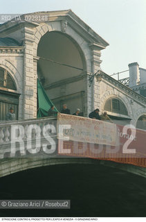 Caption: Caption: Nome: ..NO EXPO..Descrizione: ..STRISCIONE CONTRO LEXPO SUL PONTE DI RIALTO / A VENEZIA..Credit: ..Graziano Arici/Rosebud2 .Costo: ....Nazione: ..ITALIA..Città: ..VENEZIA..Data: ..1989..