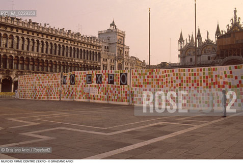 Caption: Caption: Nome: ..NO EXPO..Descrizione: ..MURO DI FIRME CONTRO LEXPO MEGA STRISCIONE / A VENEZIA..Credit: ..Graziano Arici/Rosebud2 .Costo: ....Nazione: ..ITALIA..Città: ..VENEZIA..Data: ..1989..