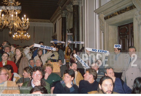 Caption: Caption: Nome: ..NO EXPO..Descrizione: ..MANIFESTAZIONE CONTRO LEXPO A CA FARSETTI DURANTE IL CONSIGLIO COMUNALE..Credit: ..Graziano Arici/Rosebud2 .Costo: ....Nazione: ..ITALIA..Città: ....Data: ..1989..