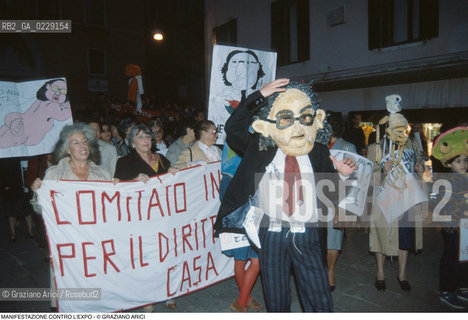 Caption: Caption: Nome: ..NO EXPO..Descrizione: ..MANIFESTAZIONE CONTRO LEXPO / STRICIONI CONTRO GIANNI DE MICHELIS / A VENEZIA..Credit: ..Graziano Arici/Rosebud2 .Costo: ....Nazione: ..ITALIA..Città: ..VENEZIA..Data: ..1989..