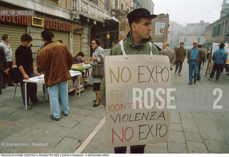 Caption: Caption: Nome: ..NO EXPO..Descrizione: ..RACCOLTA FIRME CONTRO LEXPO A VENEZIA..Credit: ..Graziano Arici/Rosebud2 .Costo: ....Nazione: ..ITALIA..Città: ..VENEZIA..Data: ..1989..