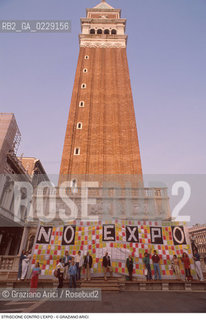 Caption: Caption: Nome: ..NO EXPO..Descrizione: ..STRISCIONE CONTRO LEXPO SUL CAMPANILE DI SAN MARCO / A VENEZIA..Credit: ..Graziano Arici/Rosebud2 .Costo: ....Nazione: ..ITALIA..Città: ..VENEZIA..Data: ..1989..