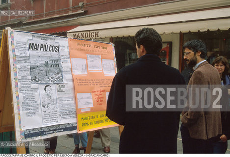 Caption: Caption: Nome: ..NO EXPO..Descrizione: ..RACCOLTA FIRME CONTRO LEXPO A VENEZIA..Credit: ..Graziano Arici/Rosebud2 .Costo: ....Nazione: ..ITALIA..Città: ..VENEZIA..Data: ..1989..