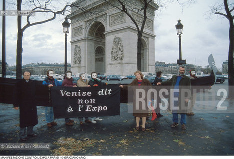 Caption: Caption: Nome: ..NO EXPO..Descrizione: ..IL SINDACO DI VENEZIA ANTONIO CASELLATI ALLA MANIFESTAZIONE CONTRO LEXPO A PARIGI / GONDOLA CON STRISCIONE MASCHERE..Credit: ..Graziano Arici/Rosebud2 .Costo: ....Nazione: ..FRANCIA..Città: ..PARIGI..Data: ..14 DICEMBRE 1989..