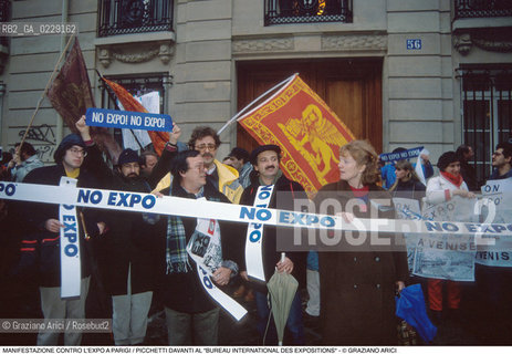 Caption: Caption: Nome: ..NO EXPO..Descrizione: ..MANIFESTAZIONE CONTRO LEXPO A PARIGI / PICCHETTI DAVANTI AL BUREAU INTERNATIONAL DES EXPOSITIONS / BANDIERE CON IL LEONE DI SAN MARCO..Credit: ..Graziano Arici/Rosebud2 .Costo: ....Nazione: ..FRANCIA..Città: ..PARIGI..Data: ..14 DICEMBRE1989..