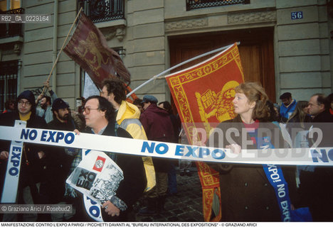 Caption: Caption: Nome: ..NO EXPO..Descrizione: ..MANIFESTAZIONE CONTRO LEXPO A PARIGI / PICCHETTI DAVANTI AL BUREAU INTERNATIONAL DES EXPOSITIONS / BANDIERE CON IL LEONE DI SAN MARCO..Credit: ..Graziano Arici/Rosebud2 .Costo: ....Nazione: ..FRANCIA..Città: ..PARIGI..Data: ..14 DICEMBRE1989..