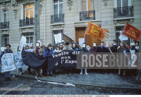 Caption: Caption: Nome: ..NO EXPO..Descrizione: ..MANIFESTAZIONE CONTRO LEXPO A PARIGI / PICCHETTI DAVANTI AL BUREAU INTERNATIONAL DES EXPOSITIONS / BANDIERE CON IL LEONE DI SAN MARCO..Credit: ..Graziano Arici/Rosebud2 .Costo: ....Nazione: ..FRANCIA..Città: ..PARIGI..Data: ..14 DICEMBRE1989..