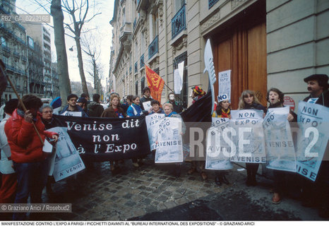 Caption: Caption: Nome: ..NO EXPO..Descrizione: ..MANIFESTAZIONE CONTRO LEXPO A PARIGI / PICCHETTI DAVANTI AL BUREAU INTERNATIONAL DES EXPOSITIONS / BANDIERE CON IL LEONE DI SAN MARCO..Credit: ..Graziano Arici/Rosebud2 .Costo: ....Nazione: ..FRANCIA..Città: ..PARIGI..Data: ..14 DICEMBRE1989..