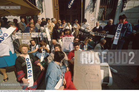 Caption: Caption: Nome: ..NO EXPO..Descrizione: ..SIT-IN DI PROTESTA CONTRO LEXPO DAVANTI A PALAZZO GRASSI / A VENEZIA..Credit: ..Graziano Arici/Rosebud2 .Costo: ....Nazione: ..ITALIA..Città: ....Data: ..1989..