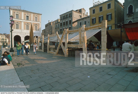 Caption: Caption: Nome: ..NO EXPO..Descrizione: ..SCRITTA CONTRO LEXPO FATTA CON LE CASSETTE DELLA FRUTTA AL MERCATO DI RIALTO..Credit: ..Graziano Arici/Rosebud2 .Costo: ....Nazione: ..ITALIA..Città: ..VENEZIA..Data: ..1989..