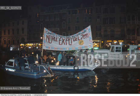 Caption: Caption: Nome: ..NO EXPO..Descrizione: ..PROTESTA CONTRO LEXPO A VENEZIA / IN BARCA CON STRISCIONE..Credit: ..Graziano Arici/Rosebud2 .Costo: ....Nazione: ..ITALIA..Città: ..VENEZIA..Data: ..1989..