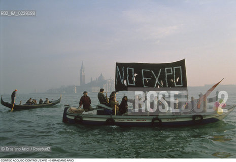 Caption: Caption: Nome: ..NO EXPO..Descrizione: ..CORTEO ACQUEO CONTRO LEXPO / BARCA CON STRISCIONE E GENTE CHE SUONA / A VENEZIA..Credit: ..Graziano Arici/Rosebud2 .Costo: ....Nazione: ..ITALIA..Città: ..VENEZIA..Data: ..1989..