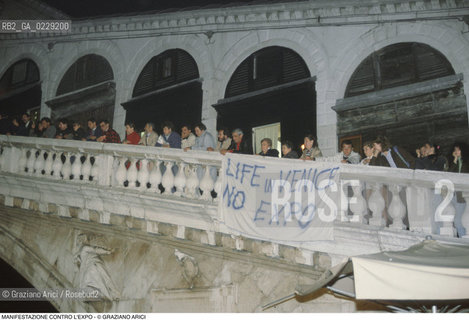 Caption: Caption: Nome: ..NO EXPO..Descrizione: ..MANIFESTAZIONE CONTRO LEXPO / STRISCIONE SUL PONTE DI RIALTO / A VENEZIA..Credit: ..Graziano Arici/Rosebud2 .Costo: ....Nazione: ..ITALIA..Città: ..VENEZIA..Data: ..1989..