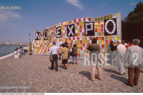 Caption: Caption: Nome: ..NO EXPO..Descrizione: ..MANIFESTAZIONE CONTRO LEXPO / STRISCIONE / A VENEZIA..Credit: ..Graziano Arici/Rosebud2 .Costo: ....Nazione: ..ITALIA..Città: ..VENEZIA..Data: ..1989..
