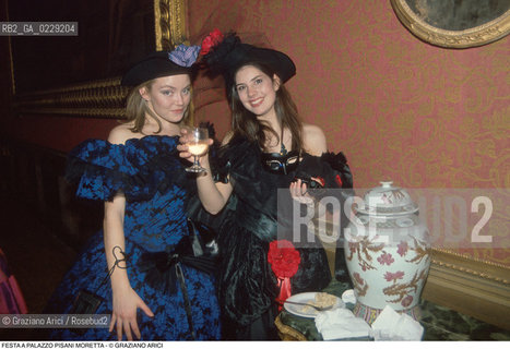 Caption: Caption: Nome: ..FESTA A PALAZZO PISANI MORETTA..Descrizione: ..MASCHERE  COSTUMI CAPPELLI..Credit: ..Graziano Arici/Rosebud2 .Costo: ..A..Nazione: ..ITALIA..Città: ....Data: ..1993