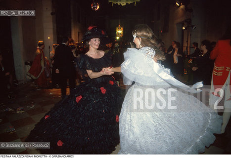 Caption: Caption: Nome: ..FESTA A PALAZZO PISANI MORETTA..Descrizione: ..BALLO MASCHERE  COSTUMI..Credit: ..Graziano Arici/Rosebud2 .Costo: ..A..Nazione: ..ITALIA..Città: ....Data: ..1993