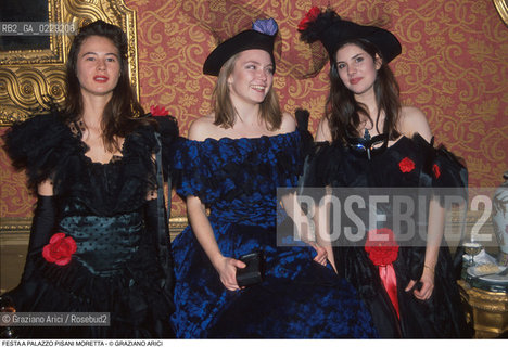 Caption: Caption: Nome: ..FESTA A PALAZZO PISANI MORETTA..Descrizione: ..MASCHERE  COSTUMI..Credit: ..Graziano Arici/Rosebud2 .Costo: ..A..Nazione: ..ITALIA..Città: ....Data: ..1993