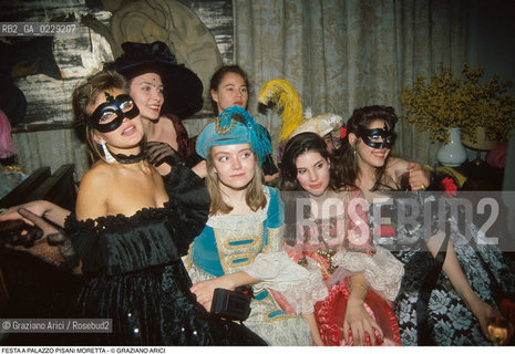 Caption: Caption: Nome: ..FESTA A PALAZZO PISANI MORETTA..Descrizione: ..MASCHERE  COSTUMI..Credit: ..Graziano Arici/Rosebud2 .Costo: ..A..Nazione: ..ITALIA..Città: ....Data: ..1993