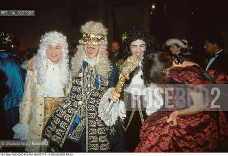 Caption: Caption: Nome: ..FESTA A PALAZZO PISANI MORETTA..Descrizione: ..MASCHERE  COSTUMI PARRUCCHE..Credit: ..Graziano Arici/Rosebud2 .Costo: ..A..Nazione: ..ITALIA..Città: ....Data: ..1993