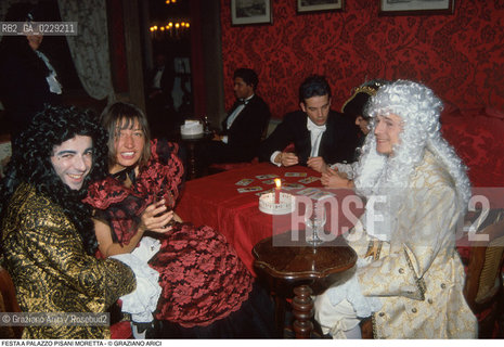 Caption: Caption: Nome: ..FESTA A PALAZZO PISANI MORETTA..Descrizione: ..MASCHERE  COSTUMI PARRUCCHE..Credit: ..Graziano Arici/Rosebud2 .Costo: ..A..Nazione: ..ITALIA..Città: ....Data: ..1993