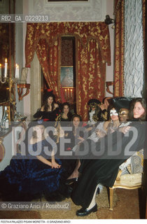 Caption: Caption: Nome: ..FESTA A PALAZZO PISANI MORETTA..Descrizione: ..MASCHERE  COSTUMI..Credit: ..Graziano Arici/Rosebud2 .Costo: ..A..Nazione: ..ITALIA..Città: ....Data: ..1993