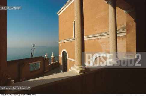 Caption: Nome:..ISOLA DI SAN SERVOLO: CONVENTO....Localizzazione:..VENEZIA / ISOLA DI SAN SERVOLO  / LAGUNA SUD..VENICE / THE ISLE OF SAN SERVOLO / THE SOUTH  LAGOON..Soggetto:..ISOLA DI SAN SERVOLO / CONVENTO..THE ISLE OF SAN SERVOLO / MONASTERY..Cronologia:..SEC. XVIII..XVIII CENTURY..Autore:..SCALFAROTTO GIOVANNI ANTONIO / 1690 ca - 1764 ....Stile:......Editori Stampatori:......Committenza:......Materia e Tecnica:......Collocazione:......Note:..DAL 1734 DIVENNE RICOVERO PER MALATTIE MENTALI FINO AL 1979 / DAL1982 OSPITA LA SCUOLA EUROPEA DI ONCOLOGIA E IL CENTRO EUROPEO PER RESTAURATORI / DAL 1996 E SEDE DELLA VENICE INTERNATIONAL UNIVERSITY / RIUSO..FROM 1734 TO 1979 IT WAS USED AS A MENTAL HOSPITAL / IN 1982  IT BECAME THE SEAT OF EUROPEAN SCHOOL OF ONCOLOGY  AND  OF THE EUROPEAN  CENTRE FOR RESTORERS / IN 1996 IT BECAME THE SEAT OF THE VENICE INTERNATIONAL UNIVERSITY /  RE-USE ..Riproduzione Fotografica:..Graziano Arici/Rosebud2 ...Copyright:..Graziano Arici / rosebud2/....Data:..2000....Costo:..A....Key:..ISOLE ABBANDONATE / CHIESA..UNINHABITED ISLANDS / CHURCH