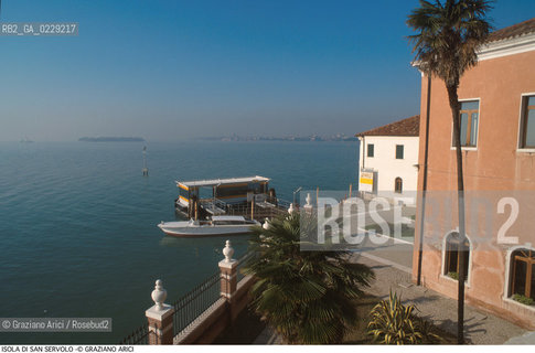 Caption: Nome:..ISOLA DI SAN SERVOLO: CONVENTO....Localizzazione:..VENEZIA / ISOLA DI SAN SERVOLO  / LAGUNA SUD..VENICE / THE ISLE OF SAN SERVOLO / THE SOUTH  LAGOON..Soggetto:..ISOLA DI SAN SERVOLO / CONVENTO..THE ISLE OF SAN SERVOLO / MONASTERY..Cronologia:..SEC. XVIII..XVIII CENTURY..Autore:..SCALFAROTTO GIOVANNI ANTONIO / 1690 ca - 1764 ....Stile:......Editori Stampatori:......Committenza:......Materia e Tecnica:......Collocazione:......Note:..DAL 1734 DIVENNE RICOVERO PER MALATTIE MENTALI FINO AL 1979 / DAL1982 OSPITA LA SCUOLA EUROPEA DI ONCOLOGIA E IL CENTRO EUROPEO PER RESTAURATORI / DAL 1996 E SEDE DELLA VENICE INTERNATIONAL UNIVERSITY / RIUSO..FROM 1734 TO 1979 IT WAS USED AS A MENTAL HOSPITAL / IN 1982  IT BECAME THE SEAT OF EUROPEAN SCHOOL OF ONCOLOGY  AND  OF THE EUROPEAN  CENTRE FOR RESTORERS / IN 1996 IT BECAME THE SEAT OF THE VENICE INTERNATIONAL UNIVERSITY /  RE-USE ..Riproduzione Fotografica:..Graziano Arici/Rosebud2 ...Copyright:..Graziano Arici / rosebud2/....Data:..2000....Costo:..A....Key:..ISOLE ABBANDONATE / CHIESA..UNINHABITED ISLANDS / CHURCH