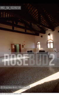 Caption: Nome:..ISOLA DI SAN SERVOLO: CONVENTO....Localizzazione:..VENEZIA / ISOLA DI SAN SERVOLO  / LAGUNA SUD..VENICE / THE ISLE OF SAN SERVOLO / THE SOUTH  LAGOON..Soggetto:..ISOLA DI SAN SERVOLO / CONVENTO..THE ISLE OF SAN SERVOLO / MONASTERY..Cronologia:..SEC. XVIII..XVIII CENTURY..Autore:..SCALFAROTTO GIOVANNI ANTONIO / 1690 ca - 1764 ....Stile:......Editori Stampatori:......Committenza:......Materia e Tecnica:......Collocazione:......Note:..DAL 1734 DIVENNE RICOVERO PER MALATTIE MENTALI FINO AL 1979 / DAL1982 OSPITA LA SCUOLA EUROPEA DI ONCOLOGIA E IL CENTRO EUROPEO PER RESTAURATORI / DAL 1996 E SEDE DELLA VENICE INTERNATIONAL UNIVERSITY / RIUSO..FROM 1734 TO 1979 IT WAS USED AS A MENTAL HOSPITAL / IN 1982  IT BECAME THE SEAT OF EUROPEAN SCHOOL OF ONCOLOGY  AND  OF THE EUROPEAN  CENTRE FOR RESTORERS / IN 1996 IT BECAME THE SEAT OF THE VENICE INTERNATIONAL UNIVERSITY /  RE-USE ..Riproduzione Fotografica:..Graziano Arici/Rosebud2 ...Copyright:..Graziano Arici / rosebud2/....Data:..2000....Costo:..A....Key:..ISOLE ABBANDONATE / CHIESA..UNINHABITED ISLANDS / CHURCH