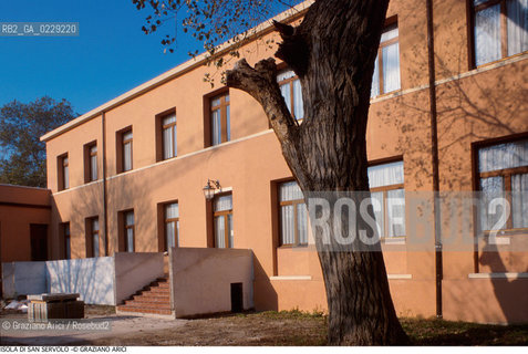 Localizzazione:..VENEZIA / ISOLA DI SAN SERVOLO  / LAGUNA SUD..VENICE / THE ISLE OF SAN SERVOLO / THE SOUTH  LAGOON..Soggetto:..ISOLA DI SAN SERVOLO / VENICE INTERNATIONAL UNIVERSITY ..THE ISLE OF SAN SERVOLO ..Cronologia:......Autore:......Stile:......Editori Stampatori:......Committenza:......Materia e Tecnica:......Collocazione:......Note:..DAL 1734 DIVENNE RICOVERO PER MALATTIE MENTALI FINO AL 1979 / DAL1982 OSPITA LA SCUOLA EUROPEA DI ONCOLOGIA E IL CENTRO EUROPEO PER RESTAURATORI / DAL 1996 E SEDE DELLA VENICE INTERNATIONAL UNIVERSITY / RIUSO..FROM 1734 TO 1979 IT WAS USED AS A MENTAL HOSPITAL / IN 1982  IT BECAME THE SEAT OF EUROPEAN SCHOOL OF ONCOLOGY  AND  OF THE EUROPEAN  CENTRE FOR RESTORERS / IN 1996 IT BECAME THE SEAT OF THE VENICE INTERNATIONAL UNIVERSITY /  RE-USE ..Riproduzione Fotografica:..Graziano Arici/Rosebud2 ...Copyright:..Graziano Arici / rosebud2/....Data:..2000....Costo:..A....Key:..ISOLE ABBANDONATE..UNINHABITED ISLANDS