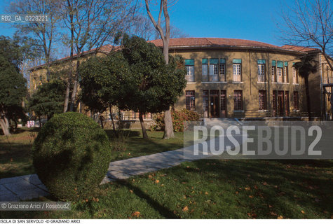 Caption: Nome:..ISOLA DI SAN SERVOLO: VENICE INTERNATIONAL UNIVERSITY....Localizzazione:..VENEZIA / ISOLA DI SAN SERVOLO  / LAGUNA SUD..VENICE / THE ISLE OF SAN SERVOLO / THE SOUTH  LAGOON..Soggetto:..ISOLA DI SAN SERVOLO / VENICE INTERNATIONAL UNIVERSITY / MENSA..THE ISLE OF SAN SERVOLO / REFECTORY..Cronologia:......Autore:......Stile:......Editori Stampatori:......Committenza:......Materia e Tecnica:......Collocazione:......Note:..DAL 1734 DIVENNE RICOVERO PER MALATTIE MENTALI FINO AL 1979 / DAL1982 OSPITA LA SCUOLA EUROPEA DI ONCOLOGIA E IL CENTRO EUROPEO PER RESTAURATORI / DAL 1996 E SEDE DELLA VENICE INTERNATIONAL UNIVERSITY / RIUSO..FROM 1734 TO 1979 IT WAS USED AS A MENTAL HOSPITAL / IN 1982  IT BECAME THE SEAT OF EUROPEAN SCHOOL OF ONCOLOGY  AND  OF THE EUROPEAN  CENTRE FOR RESTORERS / IN 1996 IT BECAME THE SEAT OF THE VENICE INTERNATIONAL UNIVERSITY /  RE-USE ..Riproduzione Fotografica:..Graziano Arici/Rosebud2 ...Copyright:..Graziano Arici / rosebud2/....Data:..2000....Costo:..A....Key:..ISOLE ABBANDONATE..UNINHABITED ISLANDS