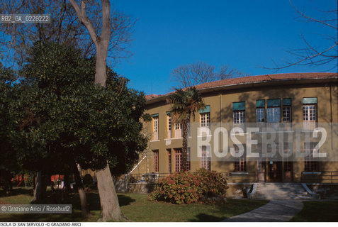 Caption: Nome:..ISOLA DI SAN SERVOLO: VENICE INTERNATIONAL UNIVERSITY....Localizzazione:..VENEZIA / ISOLA DI SAN SERVOLO  / LAGUNA SUD..VENICE / THE ISLE OF SAN SERVOLO / THE SOUTH  LAGOON..Soggetto:..ISOLA DI SAN SERVOLO / VENICE INTERNATIONAL UNIVERSITY / MENSA ..THE ISLE OF SAN SERVOLO / REFECTORY..Cronologia:......Autore:......Stile:......Editori Stampatori:......Committenza:......Materia e Tecnica:......Collocazione:......Note:..DAL 1734 DIVENNE RICOVERO PER MALATTIE MENTALI FINO AL 1979 / DAL1982 OSPITA LA SCUOLA EUROPEA DI ONCOLOGIA E IL CENTRO EUROPEO PER RESTAURATORI / DAL 1996 E SEDE DELLA VENICE INTERNATIONAL UNIVERSITY / RIUSO..FROM 1734 TO 1979 IT WAS USED AS A MENTAL HOSPITAL / IN 1982  IT BECAME THE SEAT OF EUROPEAN SCHOOL OF ONCOLOGY  AND  OF THE EUROPEAN  CENTRE FOR RESTORERS / IN 1996 IT BECAME THE SEAT OF THE VENICE INTERNATIONAL UNIVERSITY /  RE-USE ..Riproduzione Fotografica:..Graziano Arici/Rosebud2 ...Copyright:..Graziano Arici / rosebud2/....Data:..2000....Costo:..A....Key:..ISOLE ABBANDONATE..UNINHABITED ISLANDS