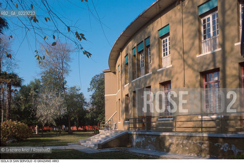 Caption: Nome:..ISOLA DI SAN SERVOLO: VENICE INTERNATIONAL UNIVERSITY....Localizzazione:..VENEZIA / ISOLA DI SAN SERVOLO  / LAGUNA SUD..VENICE / THE ISLE OF SAN SERVOLO / THE SOUTH  LAGOON..Soggetto:..ISOLA DI SAN SERVOLO / VENICE INTERNATIONAL UNIVERSITY / MENSA..THE ISLE OF SAN SERVOLO / REFECTORY..Cronologia:......Autore:......Stile:......Editori Stampatori:......Committenza:......Materia e Tecnica:......Collocazione:......Note:..DAL 1734 DIVENNE RICOVERO PER MALATTIE MENTALI FINO AL 1979 / DAL1982 OSPITA LA SCUOLA EUROPEA DI ONCOLOGIA E IL CENTRO EUROPEO PER RESTAURATORI / DAL 1996 E SEDE DELLA VENICE INTERNATIONAL UNIVERSITY / RIUSO..FROM 1734 TO 1979 IT WAS USED AS A MENTAL HOSPITAL / IN 1982  IT BECAME THE SEAT OF EUROPEAN SCHOOL OF ONCOLOGY  AND  OF THE EUROPEAN  CENTRE FOR RESTORERS / IN 1996 IT BECAME THE SEAT OF THE VENICE INTERNATIONAL UNIVERSITY /  RE-USE ..Riproduzione Fotografica:..Graziano Arici/Rosebud2 ...Copyright:..Graziano Arici / rosebud2/....Data:..2000....Costo:..A....Key:..ISOLE ABBANDONATE..UNINHABITED ISLANDS