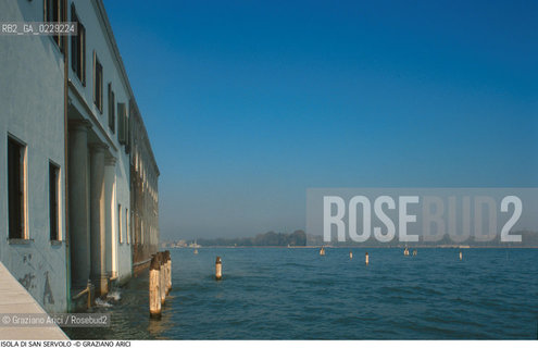 Caption: Nome:..ISOLA DI SAN SERVOLO....Localizzazione:..VENEZIA / ISOLA DI SAN SERVOLO  / LAGUNA SUD..VENICE / THE ISLE OF SAN SERVOLO / THE SOUTH  LAGOON..Soggetto:..ISOLA DI SAN SERVOLO..THE ISLE OF SAN SERVOLO..Cronologia:......Autore:......Stile:......Editori Stampatori:......Committenza:......Materia e Tecnica:......Collocazione:......Note:..DAL 1734 DIVENNE RICOVERO PER MALATTIE MENTALI FINO AL 1979 / DAL1982 OSPITA LA SCUOLA EUROPEA DI ONCOLOGIA E IL CENTRO EUROPEO PER RESTAURATORI / DAL 1996 E SEDE DELLA VENICE INTERNATIONAL UNIVERSITY / RIUSO..FROM 1734 TO 1979 IT WAS USED AS A MENTAL HOSPITAL / IN 1982  IT BECAME THE SEAT OF EUROPEAN SCHOOL OF ONCOLOGY  AND  OF THE EUROPEAN  CENTRE FOR RESTORERS / IN 1996 IT BECAME THE SEAT OF THE VENICE INTERNATIONAL UNIVERSITY /  RE-USE ..Riproduzione Fotografica:..Graziano Arici/Rosebud2 ...Copyright:..Graziano Arici / rosebud2/....Data:..2000..Costo:..A....Key:..ISOLE ABBANDONATE..UNINHABITED ISLANDS