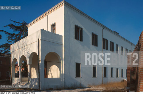 Caption: Nome:..ISOLA DI SAN SERVOLO: VENICE INTERNATIONAL UNIVERSITY....Localizzazione:..VENEZIA / ISOLA DI SAN SERVOLO  / LAGUNA SUD..VENICE / THE ISLE OF SAN SERVOLO / THE SOUTH  LAGOON..Soggetto:..ISOLA DI SAN SERVOLO / VENICE INTERNATIONAL UNIVERSITY ..THE ISLE OF SAN SERVOLO ..Cronologia:......Autore:......Stile:......Editori Stampatori:......Committenza:......Materia e Tecnica:......Collocazione:......Note:..DAL 1734 DIVENNE RICOVERO PER MALATTIE MENTALI FINO AL 1979 / DAL1982 OSPITA LA SCUOLA EUROPEA DI ONCOLOGIA E IL CENTRO EUROPEO PER RESTAURATORI / DAL 1996 E SEDE DELLA VENICE INTERNATIONAL UNIVERSITY / RIUSO..FROM 1734 TO 1979 IT WAS USED AS A MENTAL HOSPITAL / IN 1982  IT BECAME THE SEAT OF EUROPEAN SCHOOL OF ONCOLOGY  AND  OF THE EUROPEAN  CENTRE FOR RESTORERS / IN 1996 IT BECAME THE SEAT OF THE VENICE INTERNATIONAL UNIVERSITY /  RE-USE ..Riproduzione Fotografica:..Graziano Arici/Rosebud2 ...Copyright:..Graziano Arici / rosebud2/....Data:..2000....Costo:..A....Key:..ISOLE ABBANDONATE..UNINHABITED ISLANDS