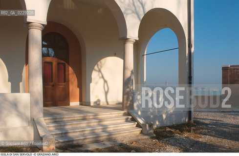 Caption: Nome:..ISOLA DI SAN SERVOLO: VENICE INTERNATIONAL UNIVERSITY....Localizzazione:..VENEZIA / ISOLA DI SAN SERVOLO  / LAGUNA SUD..VENICE / THE ISLE OF SAN SERVOLO / THE SOUTH  LAGOON..Soggetto:..ISOLA DI SAN SERVOLO / VENICE INTERNATIONAL UNIVERSITY ..THE ISLE OF SAN SERVOLO ..Cronologia:......Autore:......Stile:......Editori Stampatori:......Committenza:......Materia e Tecnica:......Collocazione:......Note:..DAL 1734 DIVENNE RICOVERO PER MALATTIE MENTALI FINO AL 1979 / DAL1982 OSPITA LA SCUOLA EUROPEA DI ONCOLOGIA E IL CENTRO EUROPEO PER RESTAURATORI / DAL 1996 E SEDE DELLA VENICE INTERNATIONAL UNIVERSITY / RIUSO..FROM 1734 TO 1979 IT WAS USED AS A MENTAL HOSPITAL / IN 1982  IT BECAME THE SEAT OF EUROPEAN SCHOOL OF ONCOLOGY  AND  OF THE EUROPEAN  CENTRE FOR RESTORERS / IN 1996 IT BECAME THE SEAT OF THE VENICE INTERNATIONAL UNIVERSITY /  RE-USE ..Riproduzione Fotografica:..Graziano Arici/Rosebud2 ...Copyright:..Graziano Arici / rosebud2/....Data:..2000....Costo:..A....Key:..ISOLE ABBANDONATE..UNINHABITED ISLANDS
