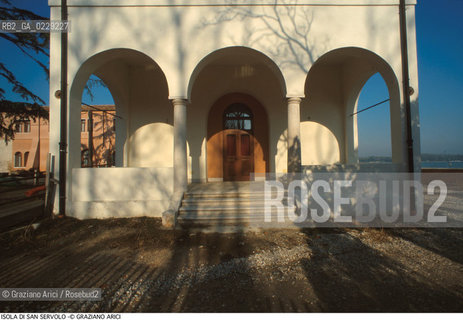 Caption: Nome:..ISOLA DI SAN SERVOLO: VENICE INTERNATIONAL UNIVERSITY....Localizzazione:..VENEZIA / ISOLA DI SAN SERVOLO  / LAGUNA SUD..VENICE / THE ISLE OF SAN SERVOLO / THE SOUTH  LAGOON..Soggetto:..ISOLA DI SAN SERVOLO / VENICE INTERNATIONAL UNIVERSITY ..THE ISLE OF SAN SERVOLO ..Cronologia:......Autore:......Stile:......Editori Stampatori:......Committenza:......Materia e Tecnica:......Collocazione:......Note:..DAL 1734 DIVENNE RICOVERO PER MALATTIE MENTALI FINO AL 1979 / DAL1982 OSPITA LA SCUOLA EUROPEA DI ONCOLOGIA E IL CENTRO EUROPEO PER RESTAURATORI / DAL 1996 E SEDE DELLA VENICE INTERNATIONAL UNIVERSITY / RIUSO..FROM 1734 TO 1979 IT WAS USED AS A MENTAL HOSPITAL / IN 1982  IT BECAME THE SEAT OF EUROPEAN SCHOOL OF ONCOLOGY  AND  OF THE EUROPEAN  CENTRE FOR RESTORERS / IN 1996 IT BECAME THE SEAT OF THE VENICE INTERNATIONAL UNIVERSITY /  RE-USE ..Riproduzione Fotografica:..Graziano Arici/Rosebud2 ...Copyright:..Graziano Arici / rosebud2/....Data:..2000....Costo:..A....Key:..ISOLE ABBANDONATE..UNINHABITED ISLANDS