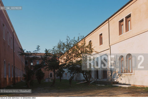 Caption: Nome:..ISOLA DI SAN SERVOLO: VENICE INTERNATIONAL UNIVERSITY....Localizzazione:..VENEZIA / ISOLA DI SAN SERVOLO  / LAGUNA SUD..VENICE / THE ISLE OF SAN SERVOLO / THE SOUTH  LAGOON..Soggetto:..ISOLA DI SAN SERVOLO / VENICE INTERNATIONAL UNIVERSITY ..THE ISLE OF SAN SERVOLO ..Cronologia:......Autore:......Stile:......Editori Stampatori:......Committenza:......Materia e Tecnica:......Collocazione:......Note:..DAL 1734 DIVENNE RICOVERO PER MALATTIE MENTALI FINO AL 1979 / DAL1982 OSPITA LA SCUOLA EUROPEA DI ONCOLOGIA E IL CENTRO EUROPEO PER RESTAURATORI / DAL 1996 E SEDE DELLA VENICE INTERNATIONAL UNIVERSITY / RIUSO..FROM 1734 TO 1979 IT WAS USED AS A MENTAL HOSPITAL / IN 1982  IT BECAME THE SEAT OF EUROPEAN SCHOOL OF ONCOLOGY  AND  OF THE EUROPEAN  CENTRE FOR RESTORERS / IN 1996 IT BECAME THE SEAT OF THE VENICE INTERNATIONAL UNIVERSITY /  RE-USE ..Riproduzione Fotografica:..Graziano Arici/Rosebud2 ...Copyright:..Graziano Arici / rosebud2/....Data:..2000....Costo:..A....Key:..ISOLE ABBANDONATE..UNINHABITED ISLANDS