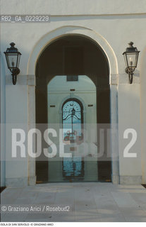 Caption: Nome:..ISOLA DI SAN SERVOLO: VENICE INTERNATIONAL UNIVERSITY....Localizzazione:..VENEZIA / ISOLA DI SAN SERVOLO  / LAGUNA SUD..VENICE / THE ISLE OF SAN SERVOLO / THE SOUTH  LAGOON..Soggetto:..ISOLA DI SAN SERVOLO / VENICE INTERNATIONAL UNIVERSITY ..THE ISLE OF SAN SERVOLO ....Cronologia:......Autore:......Stile:......Editori Stampatori:......Committenza:......Materia e Tecnica:......Collocazione:......Note:..DAL 1734 DIVENNE RICOVERO PER MALATTIE MENTALI FINO AL 1979 / DAL1982 OSPITA LA SCUOLA EUROPEA DI ONCOLOGIA E IL CENTRO EUROPEO PER RESTAURATORI / DAL 1996 E SEDE DELLA VENICE INTERNATIONAL UNIVERSITY / RIUSO..FROM 1734 TO 1979 IT WAS USED AS A MENTAL HOSPITAL / IN 1982  IT BECAME THE SEAT OF EUROPEAN SCHOOL OF ONCOLOGY  AND  OF THE EUROPEAN  CENTRE FOR RESTORERS / IN 1996 IT BECAME THE SEAT OF THE VENICE INTERNATIONAL UNIVERSITY /  RE-USE ..Riproduzione Fotografica:..Graziano Arici/Rosebud2 ...Copyright:..Graziano Arici / rosebud2/....Data:..2000....Costo:..A....Key:..ISOLE ABBANDONATE..UNINHABITED ISLANDS