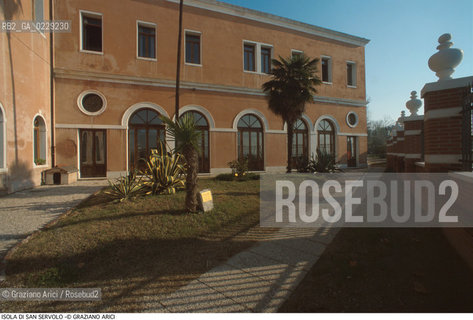 Caption: Nome:..ISOLA DI SAN SERVOLO: CONVENTO....Localizzazione:..VENEZIA / ISOLA DI SAN SERVOLO  / LAGUNA SUD..VENICE / THE ISLE OF SAN SERVOLO / THE SOUTH  LAGOON..Soggetto:..ISOLA DI SAN SERVOLO / CONVENTO..THE ISLE OF SAN SERVOLO / MONASTERY..Cronologia:..SEC. XVIII..XVIII CENTURY..Autore:..SCALFAROTTO GIOVANNI ANTONIO / 1690 ca - 1764 ....Stile:......Editori Stampatori:......Committenza:......Materia e Tecnica:......Collocazione:......Note:..DAL 1734 DIVENNE RICOVERO PER MALATTIE MENTALI FINO AL 1979 / DAL1982 OSPITA LA SCUOLA EUROPEA DI ONCOLOGIA E IL CENTRO EUROPEO PER RESTAURATORI / DAL 1996 E SEDE DELLA VENICE INTERNATIONAL UNIVERSITY / RIUSO..FROM 1734 TO 1979 IT WAS USED AS A MENTAL HOSPITAL / IN 1982  IT BECAME THE SEAT OF EUROPEAN SCHOOL OF ONCOLOGY  AND  OF THE EUROPEAN  CENTRE FOR RESTORERS / IN 1996 IT BECAME THE SEAT OF THE VENICE INTERNATIONAL UNIVERSITY /  RE-USE ..Riproduzione Fotografica:..Graziano Arici/Rosebud2 ...Copyright:..Graziano Arici / rosebud2/....Data:..2000....Costo:..A....Key:..ISOLE ABBANDONATE / CHIESA..UNINHABITED ISLANDS / CHURCH