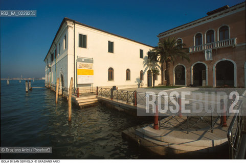 Caption: Nome:..ISOLA DI SAN SERVOLO....Localizzazione:..VENEZIA / ISOLA DI SAN SERVOLO  / LAGUNA SUD..VENICE / THE ISLE OF SAN SERVOLO / THE SOUTH  LAGOON..Soggetto:..ISOLA DI SAN SERVOLO..THE ISLE OF SAN SERVOLO..Cronologia:......Autore:......Stile:......Editori Stampatori:......Committenza:......Materia e Tecnica:......Collocazione:......Note:..DAL 1734 DIVENNE RICOVERO PER MALATTIE MENTALI FINO AL 1979 / DAL1982 OSPITA LA SCUOLA EUROPEA DI ONCOLOGIA E IL CENTRO EUROPEO PER RESTAURATORI / DAL 1996 E SEDE DELLA VENICE INTERNATIONAL UNIVERSITY / RIUSO..FROM 1734 TO 1979 IT WAS USED AS A MENTAL HOSPITAL / IN 1982  IT BECAME THE SEAT OF EUROPEAN SCHOOL OF ONCOLOGY  AND  OF THE EUROPEAN  CENTRE FOR RESTORERS / IN 1996 IT BECAME THE SEAT OF THE VENICE INTERNATIONAL UNIVERSITY /  RE-USE ..Riproduzione Fotografica:..Graziano Arici/Rosebud2 ...Copyright:..Graziano Arici / rosebud2/....Data:..2000....Costo:..A....Key:..ISOLE ABBANDONATE..UNINHABITED ISLANDS