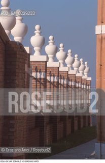 Caption: Nome:..ISOLA DI SAN SERVOLO....Localizzazione:..VENEZIA / ISOLA DI SAN SERVOLO  / LAGUNA SUD..VENICE / THE ISLE OF SAN SERVOLO / THE SOUTH  LAGOON..Soggetto:..ISOLA DI SAN SERVOLO..THE ISLE OF SAN SERVOLO..Cronologia:......Autore:......Stile:......Editori Stampatori:......Committenza:......Materia e Tecnica:......Collocazione:......Note:..DAL 1734 DIVENNE RICOVERO PER MALATTIE MENTALI FINO AL 1979 / DAL1982 OSPITA LA SCUOLA EUROPEA DI ONCOLOGIA E IL CENTRO EUROPEO PER RESTAURATORI / DAL 1996 E SEDE DELLA VENICE INTERNATIONAL UNIVERSITY / RIUSO..FROM 1734 TO 1979 IT WAS USED AS A MENTAL HOSPITAL / IN 1982  IT BECAME THE SEAT OF EUROPEAN SCHOOL OF ONCOLOGY  AND  OF THE EUROPEAN  CENTRE FOR RESTORERS / IN 1996 IT BECAME THE SEAT OF THE VENICE INTERNATIONAL UNIVERSITY /  RE-USE ..Riproduzione Fotografica:..Graziano Arici/Rosebud2 ...Copyright:..Graziano Arici / rosebud2/....Data:..2000....Costo:..A....Key:..ISOLE ABBANDONATE..UNINHABITED ISLANDS