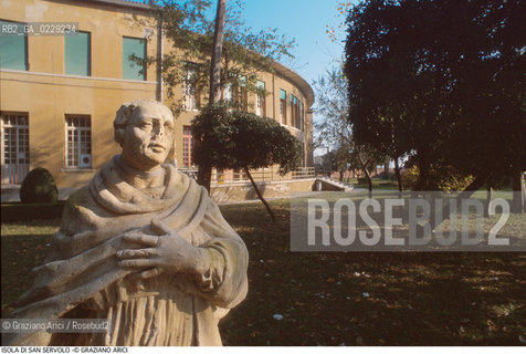 Caption: Nome:..ISOLA DI SAN SERVOLO....Localizzazione:..VENEZIA / ISOLA DI SAN SERVOLO  / LAGUNA SUD..VENICE / THE ISLE OF SAN SERVOLO / THE SOUTH  LAGOON..Soggetto:..ISOLA DI SAN SERVOLO..THE ISLE OF SAN SERVOLO..Cronologia:......Autore:......Stile:......Editori Stampatori:......Committenza:......Materia e Tecnica:......Collocazione:......Note:..DAL 1734 DIVENNE RICOVERO PER MALATTIE MENTALI FINO AL 1979 / DAL1982 OSPITA LA SCUOLA EUROPEA DI ONCOLOGIA E IL CENTRO EUROPEO PER RESTAURATORI / DAL 1996 E SEDE DELLA VENICE INTERNATIONAL UNIVERSITY / RIUSO..FROM 1734 TO 1979 IT WAS USED AS A MENTAL HOSPITAL / IN 1982  IT BECAME THE SEAT OF EUROPEAN SCHOOL OF ONCOLOGY  AND  OF THE EUROPEAN  CENTRE FOR RESTORERS / IN 1996 IT BECAME THE SEAT OF THE VENICE INTERNATIONAL UNIVERSITY /  RE-USE ..Riproduzione Fotografica:..Graziano Arici/Rosebud2 ...Copyright:..Graziano Arici / rosebud2/....Data:..2000....Costo:..A....Key:..ISOLE ABBANDONATE..UNINHABITED ISLANDS
