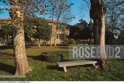 Caption: Nome:..ISOLA DI SAN SERVOLO....Localizzazione:..VENEZIA / ISOLA DI SAN SERVOLO  / LAGUNA SUD..VENICE / THE ISLE OF SAN SERVOLO / THE SOUTH  LAGOON..Soggetto:..ISOLA DI SAN SERVOLO..THE ISLE OF SAN SERVOLO..Cronologia:......Autore:......Stile:......Editori Stampatori:......Committenza:......Materia e Tecnica:......Collocazione:......Note:..DAL 1734 DIVENNE RICOVERO PER MALATTIE MENTALI FINO AL 1979 / DAL1982 OSPITA LA SCUOLA EUROPEA DI ONCOLOGIA E IL CENTRO EUROPEO PER RESTAURATORI / DAL 1996 E SEDE DELLA VENICE INTERNATIONAL UNIVERSITY / RIUSO..FROM 1734 TO 1979 IT WAS USED AS A MENTAL HOSPITAL / IN 1982  IT BECAME THE SEAT OF EUROPEAN SCHOOL OF ONCOLOGY  AND  OF THE EUROPEAN  CENTRE FOR RESTORERS / IN 1996 IT BECAME THE SEAT OF THE VENICE INTERNATIONAL UNIVERSITY /  RE-USE ..Riproduzione Fotografica:..Graziano Arici/Rosebud2 ...Copyright:..Graziano Arici / rosebud2/....Data:..2000....Costo:..A....Key:..ISOLE ABBANDONATE..UNINHABITED ISLANDS