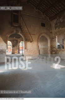 Caption: Nome:..ISOLA DI SAN SERVOLO....Localizzazione:..VENEZIA / ISOLA DI SAN SERVOLO  / LAGUNA SUD..VENICE / THE ISLE OF SAN SERVOLO / THE SOUTH  LAGOON..Soggetto:..ISOLA DI SAN SERVOLO..THE ISLE OF SAN SERVOLO..Cronologia:......Autore:......Stile:......Editori Stampatori:......Committenza:......Materia e Tecnica:......Collocazione:......Note:..DAL 1734 DIVENNE RICOVERO PER MALATTIE MENTALI FINO AL 1979 / DAL1982 OSPITA LA SCUOLA EUROPEA DI ONCOLOGIA E IL CENTRO EUROPEO PER RESTAURATORI / DAL 1996 E SEDE DELLA VENICE INTERNATIONAL UNIVERSITY / RIUSO..FROM 1734 TO 1979 IT WAS USED AS A MENTAL HOSPITAL / IN 1982  IT BECAME THE SEAT OF EUROPEAN SCHOOL OF ONCOLOGY  AND  OF THE EUROPEAN  CENTRE FOR RESTORERS / IN 1996 IT BECAME THE SEAT OF THE VENICE INTERNATIONAL UNIVERSITY /  RE-USE ..Riproduzione Fotografica:..Graziano Arici/Rosebud2 ...Copyright:..Graziano Arici / rosebud2/....Data:..2000....Costo:..A....Key:..ISOLE ABBANDONATE..UNINHABITED ISLANDS