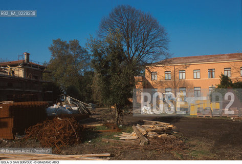 Caption: Nome:..ISOLA DI SAN SERVOLO....Localizzazione:..VENEZIA / ISOLA DI SAN SERVOLO  / LAGUNA SUD..VENICE / THE ISLE OF SAN SERVOLO / THE SOUTH  LAGOON..Soggetto:..ISOLA DI SAN SERVOLO..THE ISLE OF SAN SERVOLO..Cronologia:......Autore:......Stile:......Editori Stampatori:......Committenza:......Materia e Tecnica:......Collocazione:......Note:..DAL 1734 DIVENNE RICOVERO PER MALATTIE MENTALI FINO AL 1979 / DAL1982 OSPITA LA SCUOLA EUROPEA DI ONCOLOGIA E IL CENTRO EUROPEO PER RESTAURATORI / DAL 1996 E SEDE DELLA VENICE INTERNATIONAL UNIVERSITY / RIUSO..FROM 1734 TO 1979 IT WAS USED AS A MENTAL HOSPITAL / IN 1982  IT BECAME THE SEAT OF EUROPEAN SCHOOL OF ONCOLOGY  AND  OF THE EUROPEAN  CENTRE FOR RESTORERS / IN 1996 IT BECAME THE SEAT OF THE VENICE INTERNATIONAL UNIVERSITY /  RE-USE ..Riproduzione Fotografica:..Graziano Arici/Rosebud2 ...Copyright:..Graziano Arici / rosebud2/....Data:..2000....Costo:..A....Key:..ISOLE ABBANDONATE..UNINHABITED ISLANDS