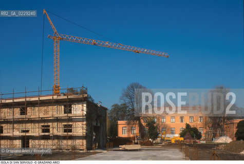 Caption: Nome:..ISOLA DI SAN SERVOLO....Localizzazione:..VENEZIA / ISOLA DI SAN SERVOLO  / LAGUNA SUD..VENICE / THE ISLE OF SAN SERVOLO / THE SOUTH  LAGOON..Soggetto:..ISOLA DI SAN SERVOLO..THE ISLE OF SAN SERVOLO..Cronologia:......Autore:......Stile:......Editori Stampatori:......Committenza:......Materia e Tecnica:......Collocazione:......Note:..DAL 1734 DIVENNE RICOVERO PER MALATTIE MENTALI FINO AL 1979 / DAL1982 OSPITA LA SCUOLA EUROPEA DI ONCOLOGIA E IL CENTRO EUROPEO PER RESTAURATORI / DAL 1996 E SEDE DELLA VENICE INTERNATIONAL UNIVERSITY / RIUSO..FROM 1734 TO 1979 IT WAS USED AS A MENTAL HOSPITAL / IN 1982  IT BECAME THE SEAT OF EUROPEAN SCHOOL OF ONCOLOGY  AND  OF THE EUROPEAN  CENTRE FOR RESTORERS / IN 1996 IT BECAME THE SEAT OF THE VENICE INTERNATIONAL UNIVERSITY /  RE-USE ..Riproduzione Fotografica:..Graziano Arici/Rosebud2 ...Copyright:..Graziano Arici / rosebud2/....Data:..2000....Costo:..A....Key:..ISOLE ABBANDONATE..UNINHABITED ISLANDS