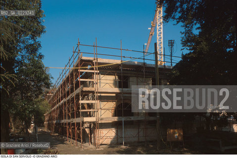 Caption: Nome:..ISOLA DI SAN SERVOLO....Localizzazione:..VENEZIA / ISOLA DI SAN SERVOLO  / LAGUNA SUD..VENICE / THE ISLE OF SAN SERVOLO / THE SOUTH  LAGOON..Soggetto:..ISOLA DI SAN SERVOLO..THE ISLE OF SAN SERVOLO..Cronologia:......Autore:......Stile:......Editori Stampatori:......Committenza:......Materia e Tecnica:......Collocazione:......Note:..DAL 1734 DIVENNE RICOVERO PER MALATTIE MENTALI FINO AL 1979 / DAL1982 OSPITA LA SCUOLA EUROPEA DI ONCOLOGIA E IL CENTRO EUROPEO PER RESTAURATORI / DAL 1996 E SEDE DELLA VENICE INTERNATIONAL UNIVERSITY / RIUSO..FROM 1734 TO 1979 IT WAS USED AS A MENTAL HOSPITAL / IN 1982  IT BECAME THE SEAT OF EUROPEAN SCHOOL OF ONCOLOGY  AND  OF THE EUROPEAN  CENTRE FOR RESTORERS / IN 1996 IT BECAME THE SEAT OF THE VENICE INTERNATIONAL UNIVERSITY /  RE-USE ..Riproduzione Fotografica:..Graziano Arici/Rosebud2 ...Copyright:..Graziano Arici / rosebud2/....Data:..2000....Costo:..A....Key:..ISOLE ABBANDONATE..UNINHABITED ISLANDS