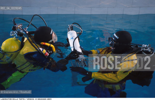 Localizzazione:..VENEZIA CASTELLO ARSENALE..Oggetto:..Soggetto:..THETIS SCIENZA TECNOLOGIA MARE ACQUA / ..VASCA PROVE / SUB..Cronologia: ..Definizione Culturale:..   Autore:..   Stile:..   Editori/Stampatori:..   Committenza:..Materia e Tecnica:....Collocazione:..Note:....Riproduzione Fotografica:..Copyright:..Graziano Arici/Rosebud2 .Data:..2000..Costo:..A